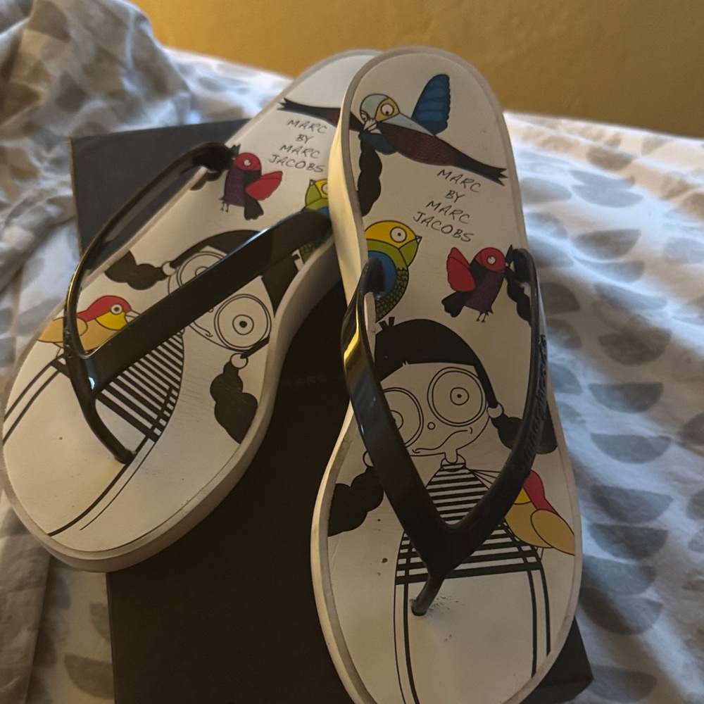 Marc by Marc Jacobs White Flip Flops with Black Straps and Multicolor Bird Print